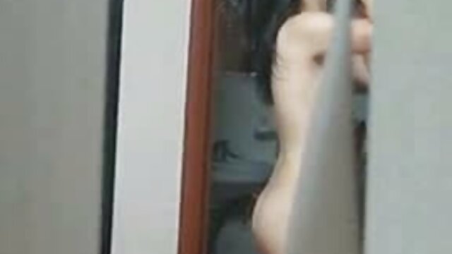 Ποιοτική :  Η Νικολέτ γαμάει τον σερβιτόρο μπροστά στον κοιμισμένο σύζυγό της Βίντεο ενηλίκων 
